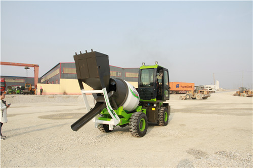 <b>建筑工程中哪種自上料混凝土攪拌罐車更合適？</b>